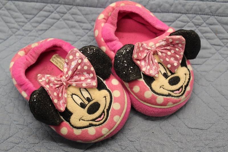 lot N-110 image: Minnie Mouse Pink Slippers with Polka Dots and Bow - Size 56