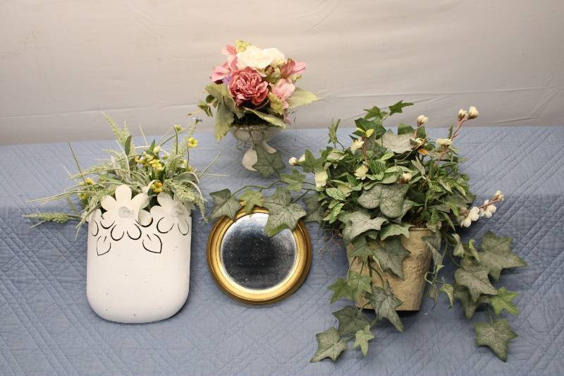 lot 333 image: Floral and Ivy Decor Collection with Round Mirror