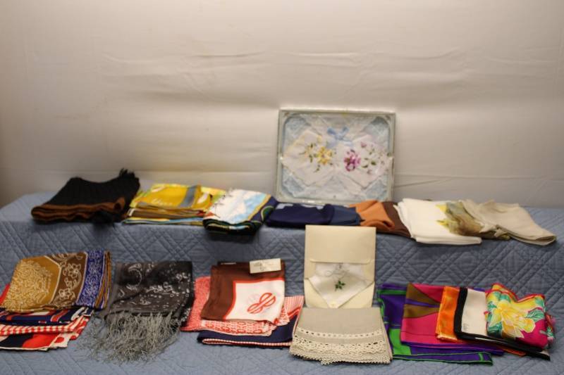 lot 347 image: Set of 3 Vintage Handkerchiefs with Floral Embroidery