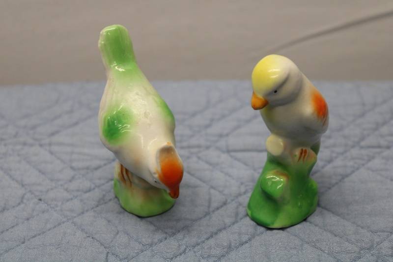 lot A-7 image: Set of 2 Vintage Hand-Painted Bird Figurines
