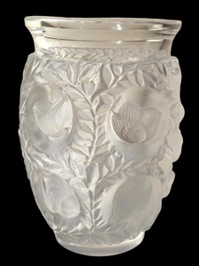 lot 74 image: Vintage Lalique Crystal Bagatelle Vase