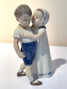 lot 125 image: Vintage Bing and Grndahl 1614 Porcelain Figurine