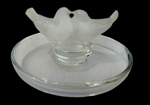 lot 153 image: Lalique Crystal Kissing Doves Ring Holder