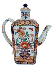 lot 60 image: Vintage Japanese Imari Teapot