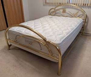 lot 82 image: Vintage Brass Queen Size Bed Frame