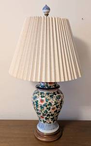 lot 81 image: Vintage Ceramic Floral Table Lamp