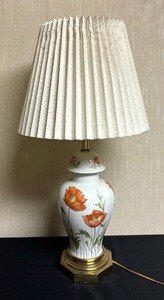 lot 174 image: Lovely Floral Lamp