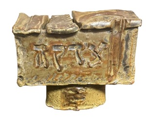 lot 271 image: Unique Pottery Sculpture