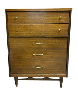 lot 285 image: Vintage Four Drawer Dresser