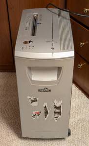 lot 311 image: Fellows DMC17CS Heavy Duty Paper Shredder