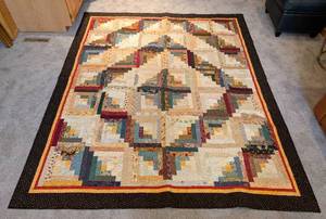 lot 132H image: Log Cabin Pattern Quilt by Lynette Gelling