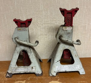 lot 495 image: Two Larin 3 Ton Jack Stands Model JS-3