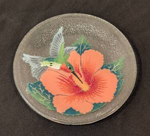 lot 412 image: Small Peggy Karr Fused Glass Hibiscus Hummingbird Plate