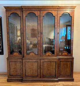 lot 290 image: Henredon 18th Century Portfolio Walnut  Display Cabinet