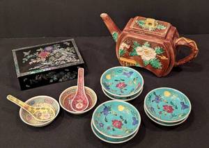 lot 429 image: Vintage Ceramic Asian Dishes and Lacquer Trinket Box