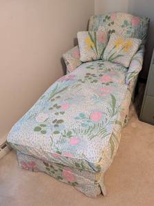 lot 446 image: Vintage Floral Print Chaise Lounge Chair