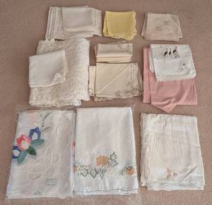 lot 482 image: Variety of Vintage Linens