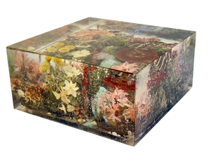 lot 42 image: Vintage Acrylic Diorama Paperweight