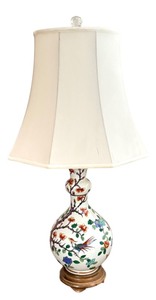 lot 96 image: Pretty Floral Ceramic Table Lamp