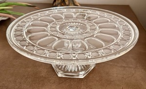 lot 584 image: Vintage Clear Pressed Glass Pedestal Cake Plate