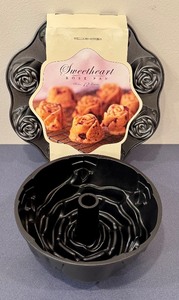lot 578H image: New Williams Sonoma Sweetheart Rose Pan and Nordic Ware Rose Cake Pan