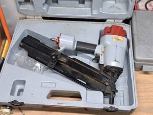 lot 16 image: Northern Industrial Air Tools 2-316-3-916 Air Framing Nailer 1000992 with Case
