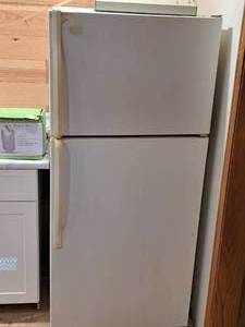 lot 13 image: 2000 Whirlpool Household Refrigerator Freezer ET14JKYJW00