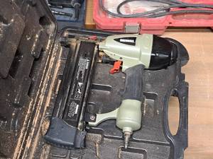 lot 22 image: Surebonder Air 3 in 1 NailerStapler - Brad & Finish Nailer and Narrow Crown Stapler