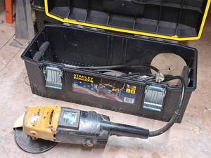 lot 25 image: Ingersoll-Rand Yellow Jacket 7 Grinder 8176 with Various Grinding DiscsPads and Case