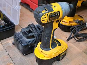 lot 28 image: DeWalt 18V 14 (6mm) Impact Driver DC825 with Battery, DW9116 1-Hour Charger