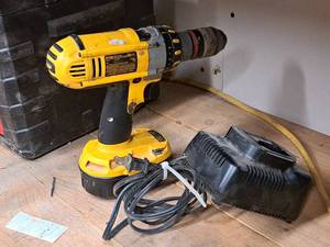 lot 29 image: DeWalt 18V 12 Cordless DrillDriver DC920 with Battery, DW9116 1-Hour Charger