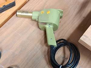lot 32 image: Ideal Industries Heat Gun