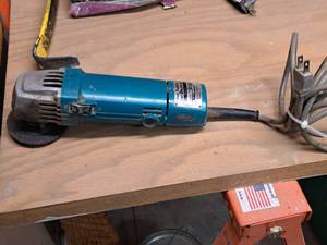 lot 37 image: Makita 4-12 (100 mm) Disc Grinder 9501B