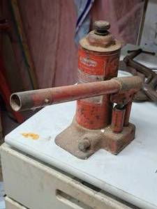 lot 80 image: Dayton 3-Ton Hydraulic Bottle Jack 2Z199