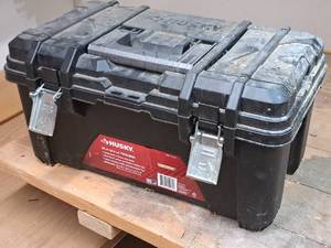 lot 94 image: Husky 22 Plastic Tool Box