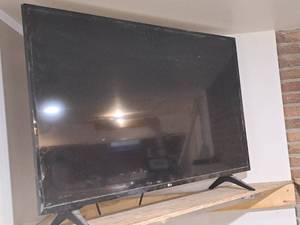 lot 150 image: LG 43 Flat Screen TV with Remote Control