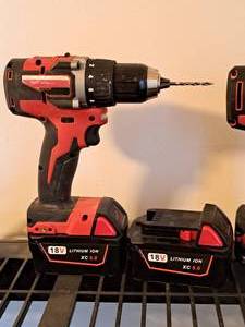 lot 157 image: Milwaukee 18V 12 Drill Driver 2801-20 with (2) Batteries
