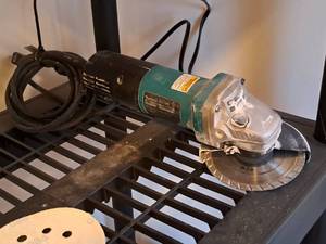 lot 162 image: Makita 4-12 Grinder 9557PB