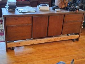 lot 188 image: Wooden Rolling Cabinet 2-door4-drawer