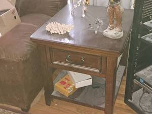 lot 186 image: Lot of (2) Wooden Matching End Tables 1-drawer1-shelf