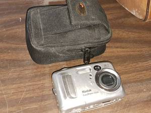 lot 204 image: Kodak EasyShare CX6330 3.1 Megapixel Digital Camera with Camera Bag
