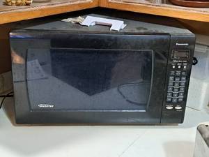 lot 222 image: Panasonic Household Microwave Oven