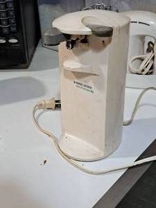 lot 224 image: Black & Decker Extra Tall Can Opener Plus Household Can Opener