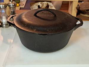 lot 231 image: Lodge 12 Cast Iron Dutch Oven with Lid