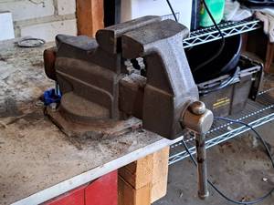 lot 280 image: Bench Vise 4-grip