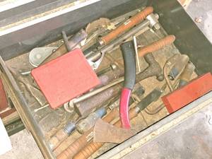 lot 286 image: Assorted Hand Tools - Ball Peen Hammer, Chisel Hammer, Hatchet, Chisels, Breaker Bar, Screw Extractor