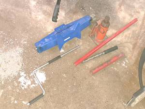 lot 291 image: Scissor Lift Jack with Handle and Hydraulic Bottle Jack with Handle