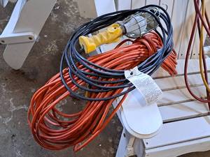 lot 293 image: Shop Trouble Light with Extension Cord