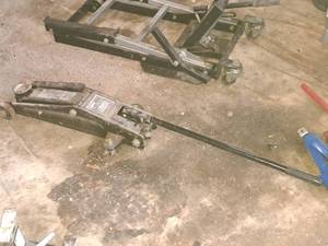 lot 886 image: Pro-Lift 6000-lb Hydraulic Service Jack F-346