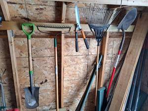 lot 890 image: Lot of (5) Yard Hand Tools - Spade, Bow Rake, Leaf Rake, Flat Shovel, Pruner